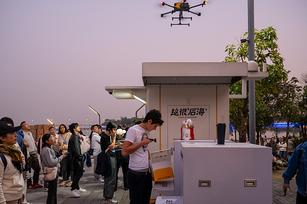 在深圳，外國游客體驗無人機外賣送餐。