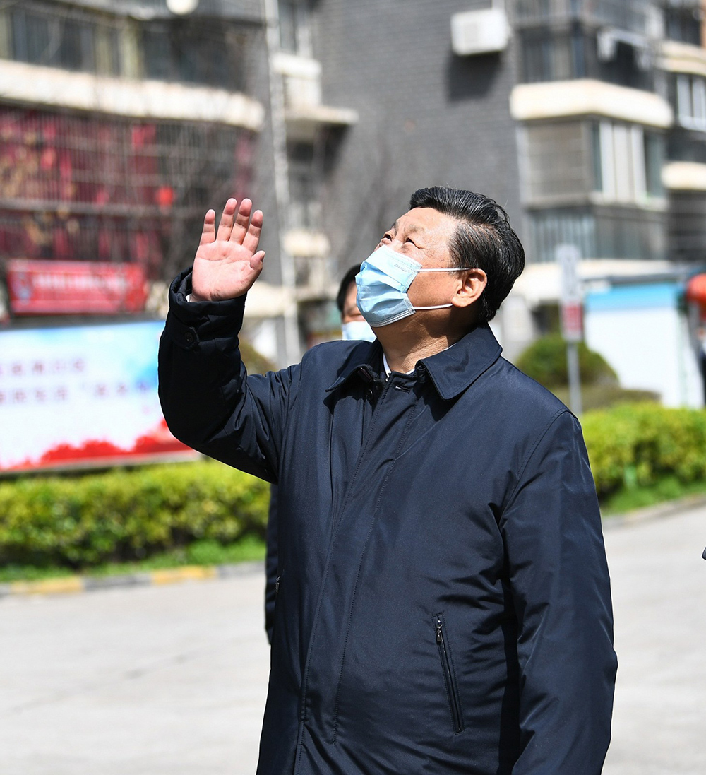 2020年3月10日，習(xí)近平總書記在東湖新城社區(qū)考察時，向在家隔離居住的居民揮手致意、表示慰問。