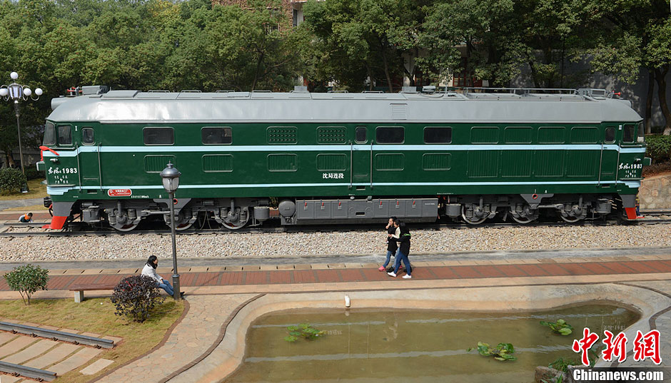 高校校園內通火車成全國首個校內通火車的大學 網(wǎng)友：校園是得有多大