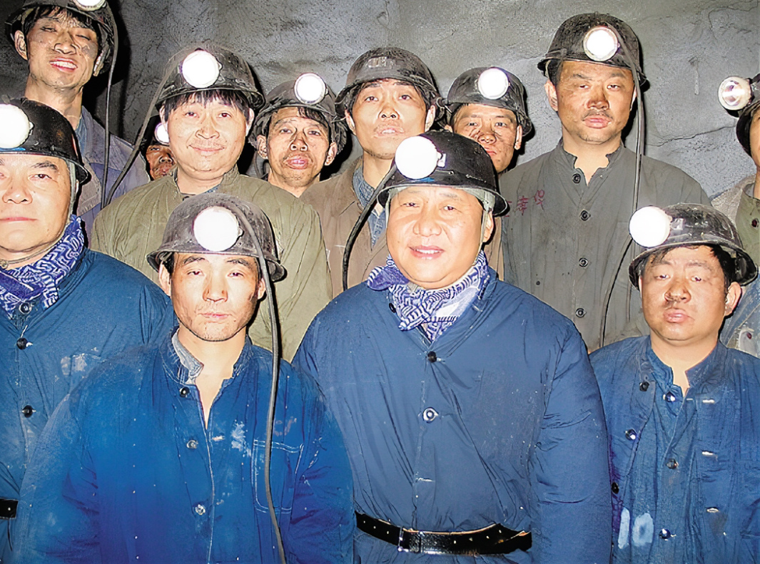 2005年1月26日，習(xí)近平在湖州市長興縣長廣煤礦井下慰問煤礦工人。