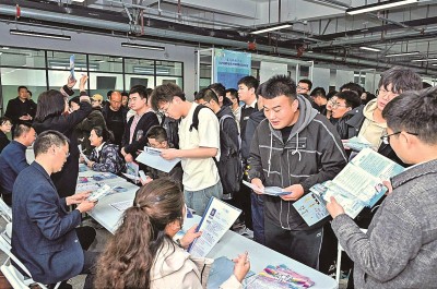 2024年3月，在蘭州大學2024屆畢業(yè)生大型春季綜合雙選會現(xiàn)場，青年學子踴躍報名西部用人單位。 蘭州大學供圖