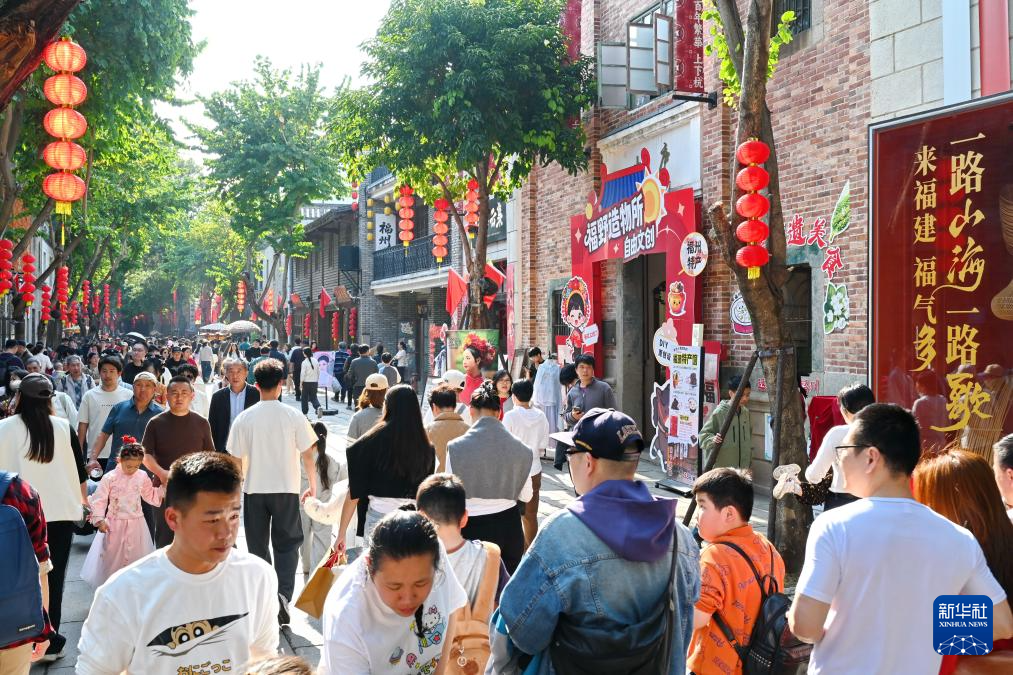 2月22日，市民游客在福州上下杭?xì)v史文化街區(qū)參觀游覽。新華社記者林善傳 攝