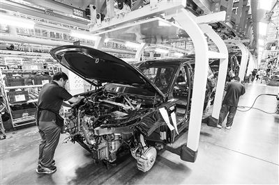 某新能源汽車智能制造基地總裝車間，工作人員正在工作。新華社記者 李博 攝