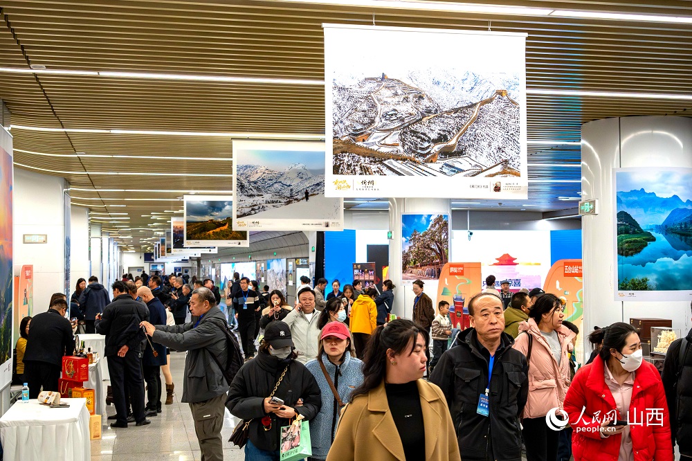 “相約忻州·盡享冬韻”暨“乘地鐵游山西”主題攝影展(忻州)在太原地鐵長風街站啟幕。