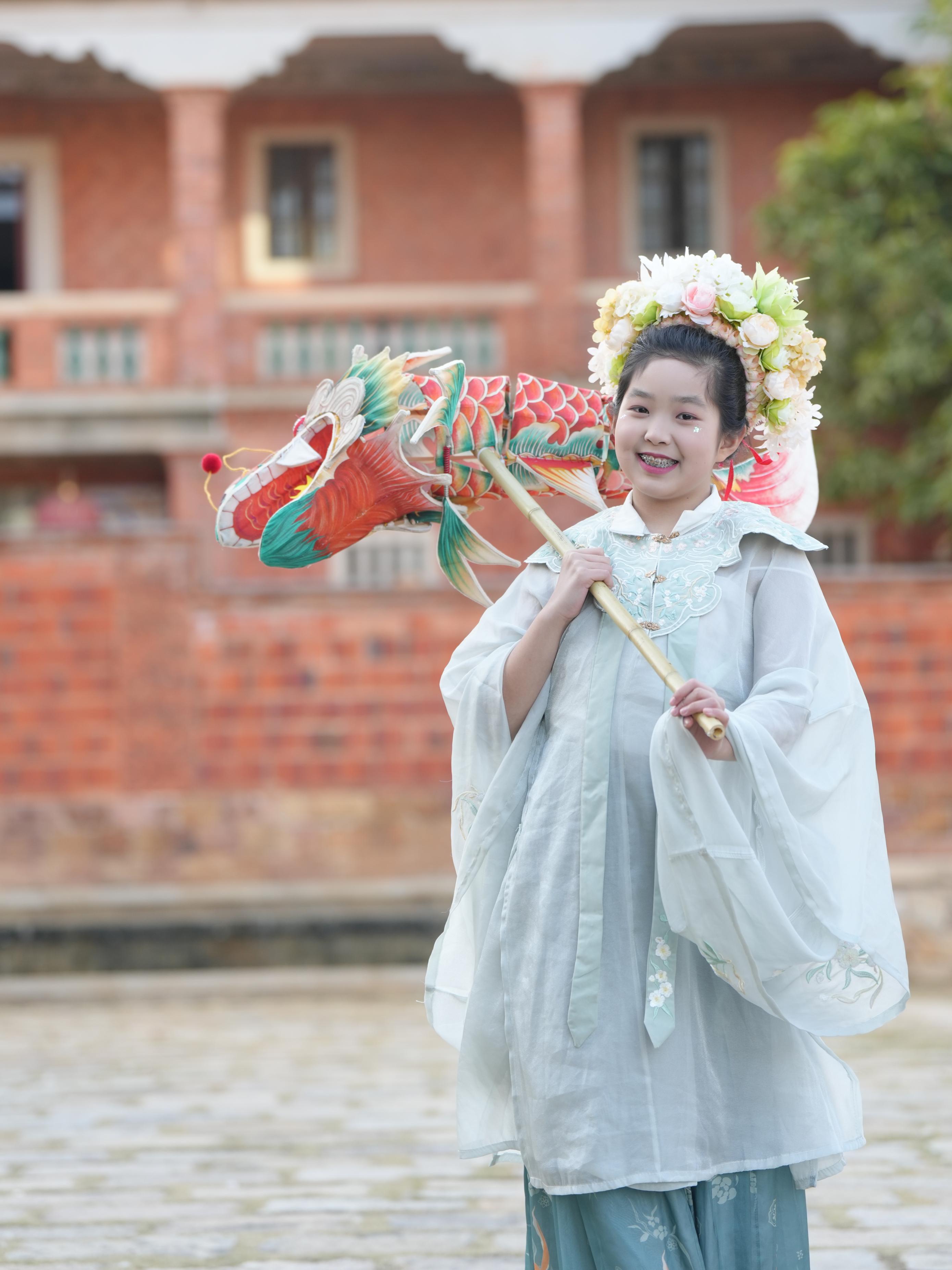 在泉州,沈女士為女兒拍下頭戴簪花的照片。受訪者供圖