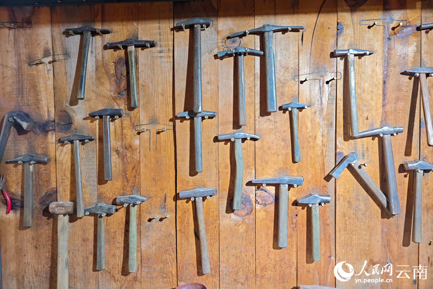 新華村銀器加工作坊里的小錘。人民網(wǎng)記者 符皓攝