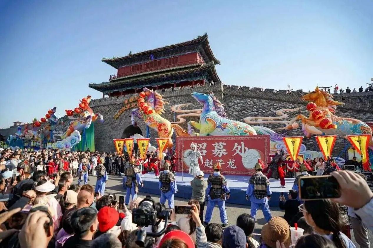 “五一”假期，河北正定南城門，“當(dāng)一天趙子龍的兵”招募現(xiàn)場(chǎng)人頭攢動(dòng)。河北省文化和旅游廳供圖