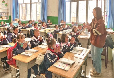 2023年5月，西北師范大學學生在新疆阿克蘇地區(qū)溫宿縣吐木秀克鎮(zhèn)第一小學實習支教。 卓杰攝