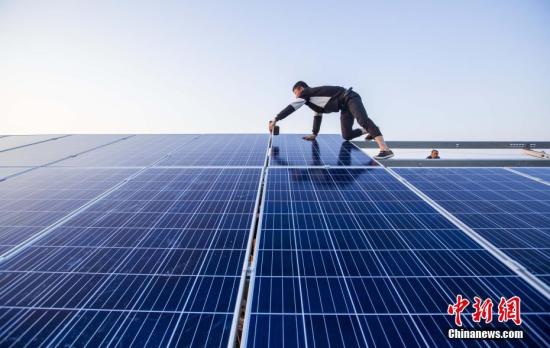 資料圖：4月23日，航拍正在建設(shè)的江西都昌縣磯山湖“漁光一體”光伏電站。傅建斌 攝