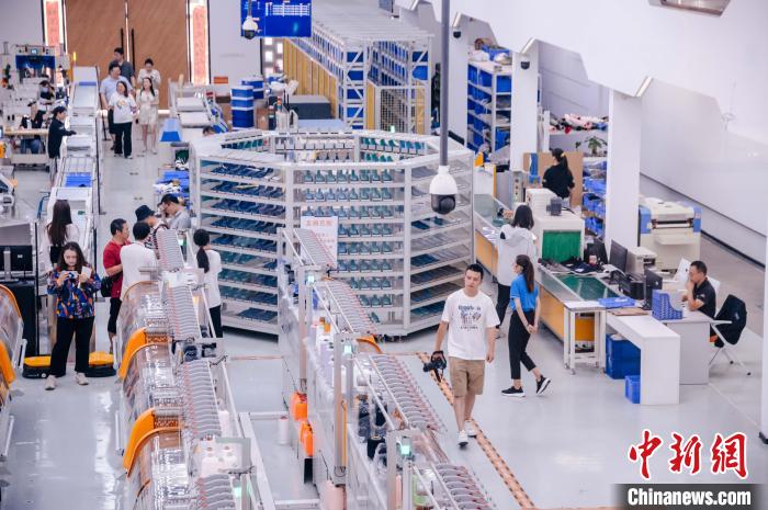 圖為莆田雙馳鞋業(yè)個(gè)性化定制示范工廠?！±钅宪?攝