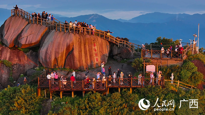 游客在觀賞日出。人民網(wǎng) 雷琦竣攝