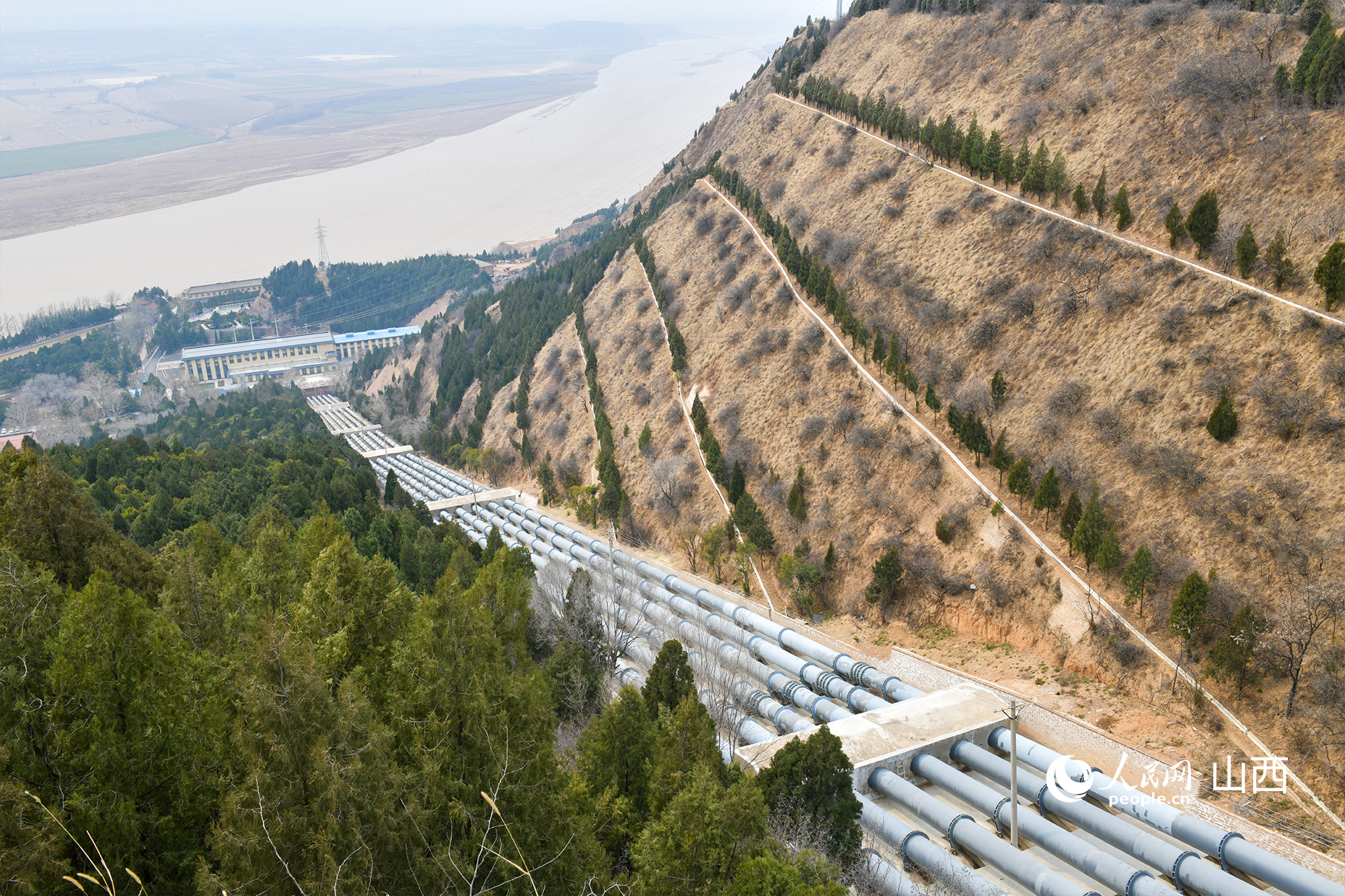 大禹渡灌區(qū)6條約700米的管道將黃河水引上旱塬。人民網(wǎng)記者 焦搏文攝