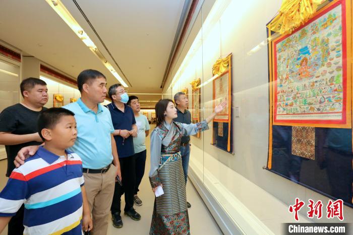 “藏韻瑰寶”藏醫(yī)四部醫(yī)典唐卡珍品展現(xiàn)場?！⒖∩n 攝