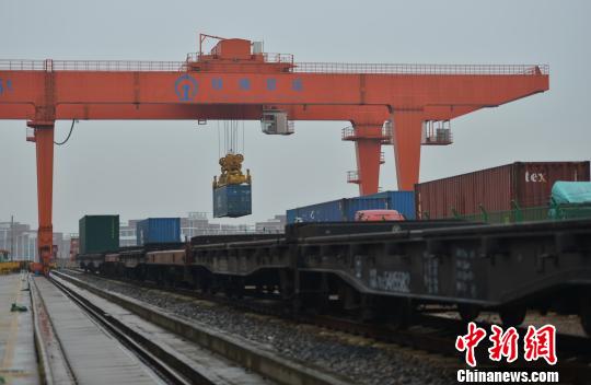 圖為：中歐班列吊裝?！⊥鮿?攝