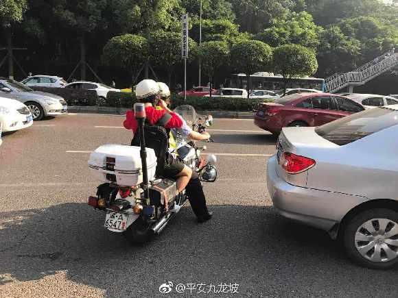忘帶全班準(zhǔn)考證民警“逆行闖燈”取回 網(wǎng)友：沒事就好