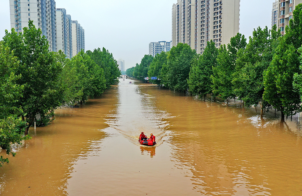 救援人員在河北省涿州市市區(qū)乘坐沖鋒舟前去轉(zhuǎn)移受災(zāi)群眾（8月2日攝，無人機(jī)照片）。