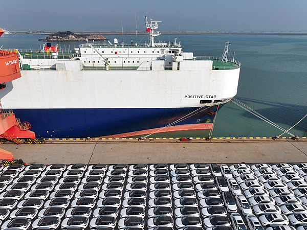 在江蘇省連云港，中國生產的汽車正加緊裝船出口海外。