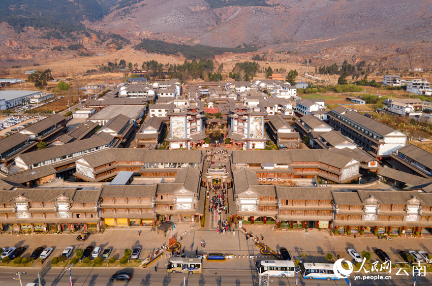 密布銀器加工作坊的新華村。人民網(wǎng)記者 符皓攝