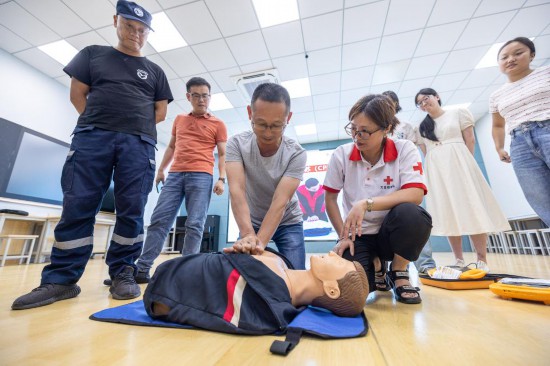 在浙江省湖州市吳興區(qū)龍泉小學，紅十字會救護員對教職工進行自動體外除顫器（AED）使用培訓。新華社發(fā)（伊凡攝）