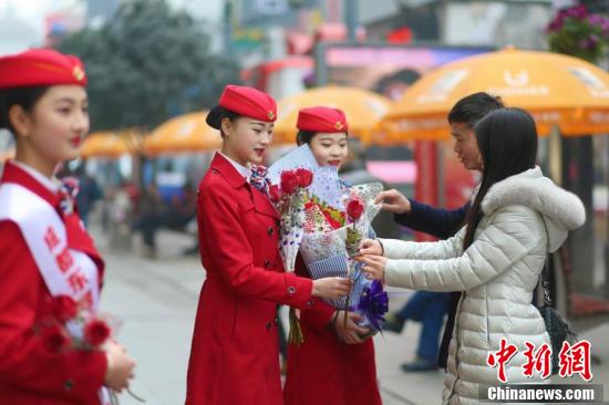四川一高校開“浪漫”課 情人節(jié)賣花掙學(xué)分