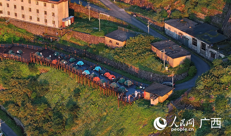 山頂露營(yíng)區(qū)。人民網(wǎng) 雷琦竣攝