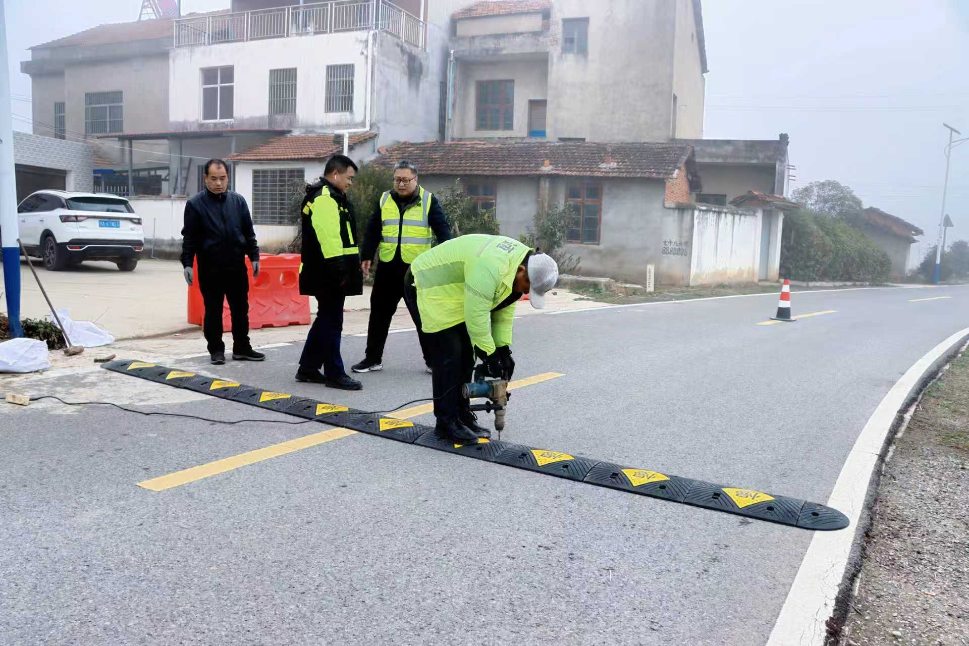 養(yǎng)護(hù)工對(duì)農(nóng)村公路進(jìn)行日常巡查、養(yǎng)護(hù)。受訪方供圖