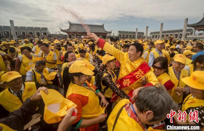 每年的世界客屬石壁祖地祭祖大典吸引著眾多海內(nèi)外客屬前來參加。　三明市委宣傳部供圖