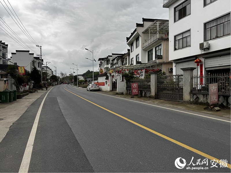 寬敞的S347公路穿過瞻淇村。人民網(wǎng)記者 胡雨松攝