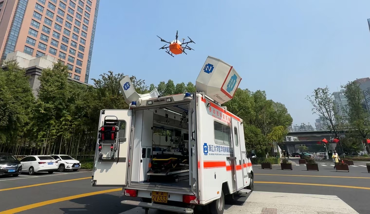 浙江大學醫(yī)學院附屬第二醫(yī)院5G急救車搭載的無人機正在起飛。人民網記者 申佳平攝
