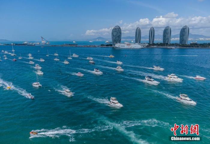 資料圖：航拍三亞眾多出海游玩的游艇回港。 駱云飛 攝