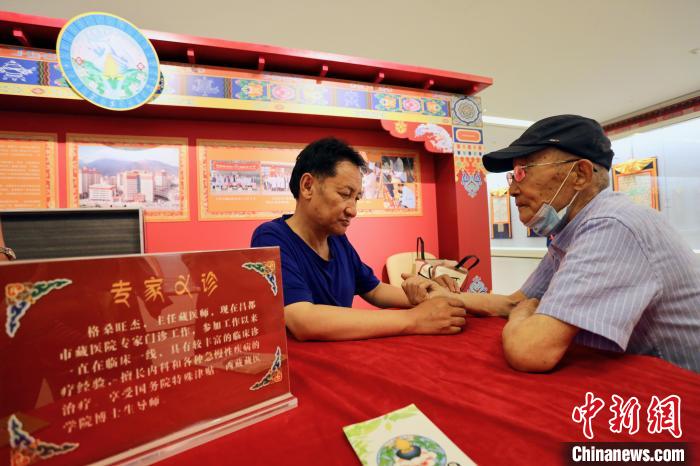 “藏韻瑰寶”藏醫(yī)四部醫(yī)典唐卡珍品展在天津美術(shù)館展出，展覽現(xiàn)場藏醫(yī)專家義診受歡迎。　劉俊蒼 攝