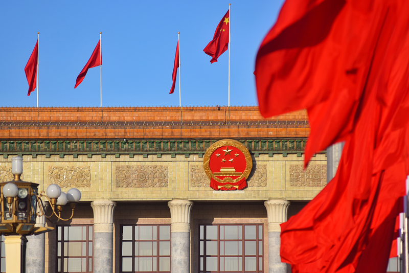 2024年3月8日，北京上空現(xiàn)“兩會(huì)藍(lán)”，人民大會(huì)堂前紅旗飄揚(yáng)。