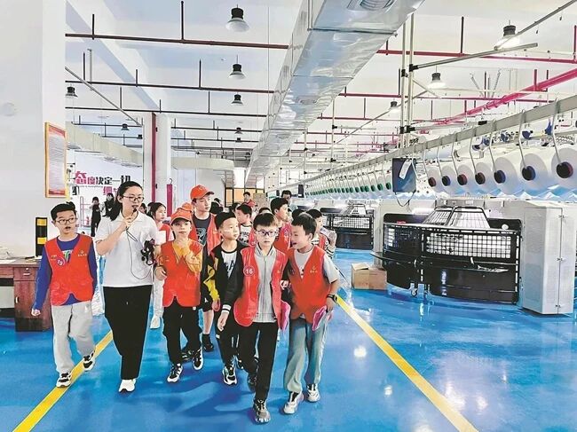 學(xué)生參觀惠安校服企業(yè)生產(chǎn)車(chē)間。惠安縣委宣傳部供圖