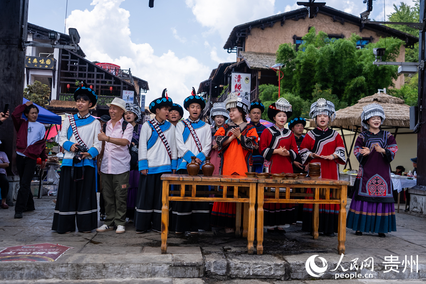 海坪文化小鎮(zhèn)里熱情的彝家“攔門酒”。人民網記者 涂敏攝