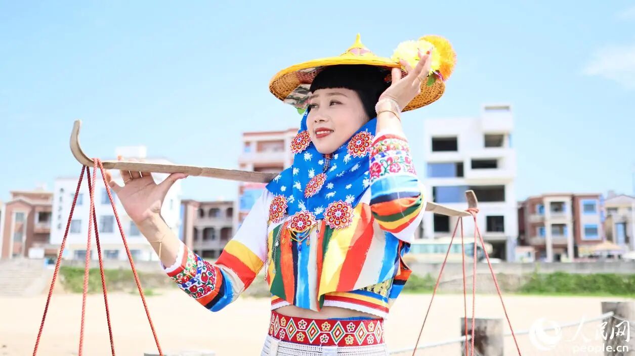 花頭巾包裹，配上寬檐黃斗笠，是惠安女獨(dú)特的“防曬套裝”。人民網(wǎng)記者 李昌乾攝