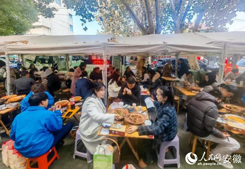 迎春街上，游客們品嘗廣德燉鍋。人民網(wǎng)記者 王銳攝