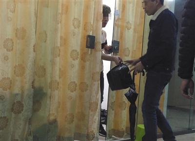 假LV“流水線(xiàn)”隱身網(wǎng)絡(luò)批發(fā)平臺(tái)用暗語(yǔ)才能搜到