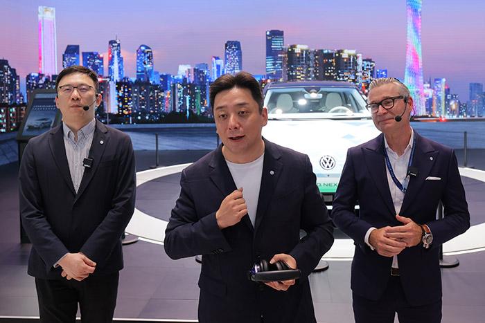 11月17日，上汽大眾汽車(chē)有限公司銷(xiāo)售與市場(chǎng)執(zhí)行副總經(jīng)理、上海上汽大眾汽車(chē)銷(xiāo)售有限公司總經(jīng)理俞經(jīng)民(中間)參加廣州車(chē)展展臺(tái)活動(dòng)。 上汽大眾 供圖