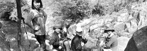 近日，資深驢友隨哥組織驢友到濟南仲宮太甲山游玩。圖為驢友正在山路上休息。隨哥供圖