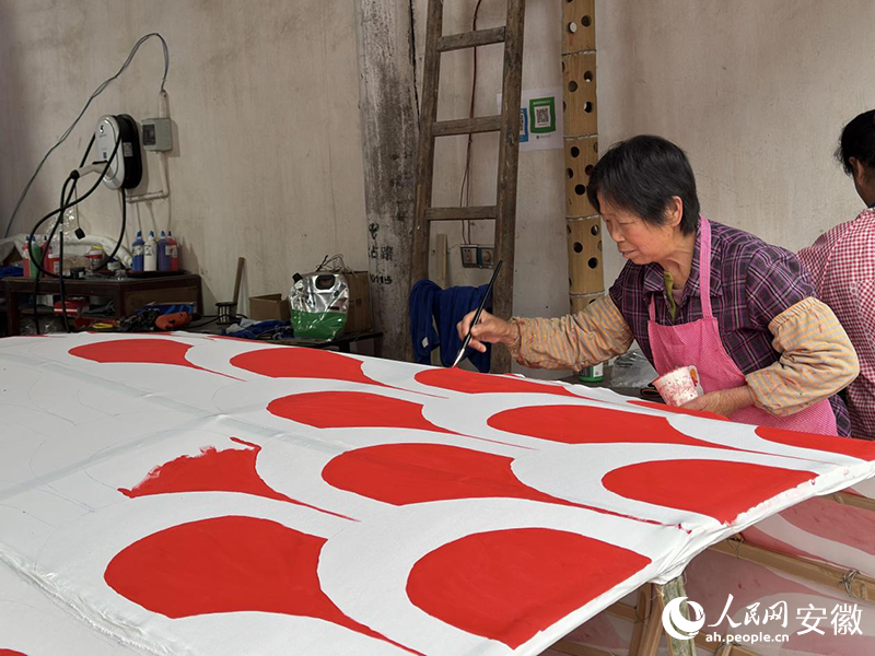 瞻淇村內(nèi)大多數(shù)村民都掌握制作魚燈的絕活。人民網(wǎng)記者 胡雨松攝