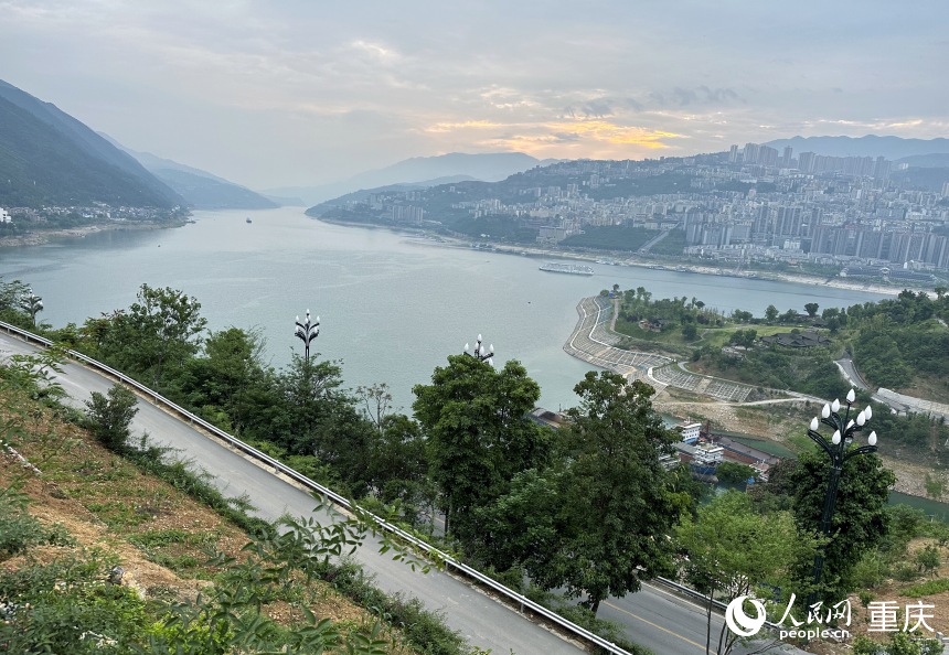 從巫山縣龍門街道江村遠眺，左側(cè)為三峽里·竹枝村，右側(cè)為巫山縣城。人民網(wǎng)記者 劉政寧攝