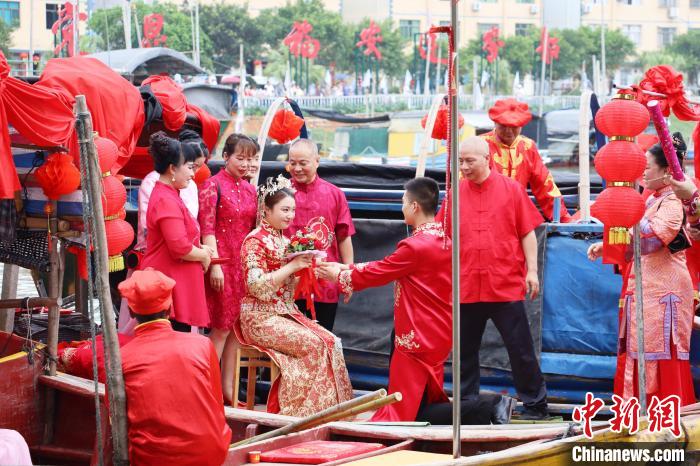 連家船民婚俗秀之迎親禮和成親禮。　林榕生 攝