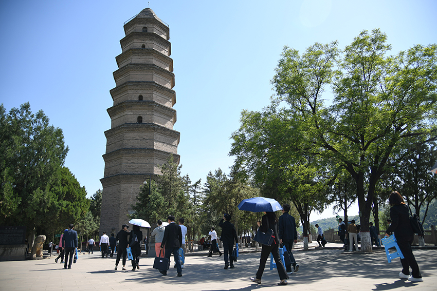 圖為2024年5月7日，游客在延安寶塔山參觀。 新華社記者 張博文 攝