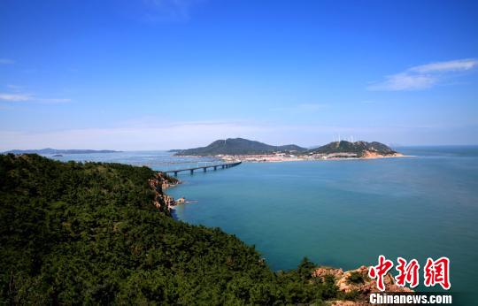 煙臺(tái)環(huán)境優(yōu)美、氣候宜人，遍布的海水浴場、濱海觀光景點(diǎn)為游艇帆船產(chǎn)業(yè)發(fā)展創(chuàng)造了條件。(資料圖) 楊兵 攝