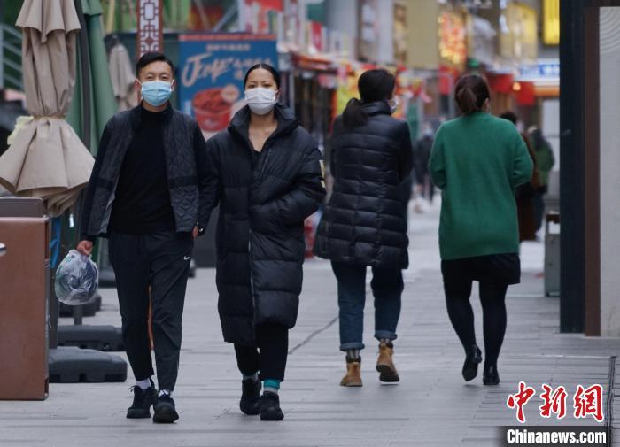 圖為市民穿羽絨服出行。　馬銘言 攝