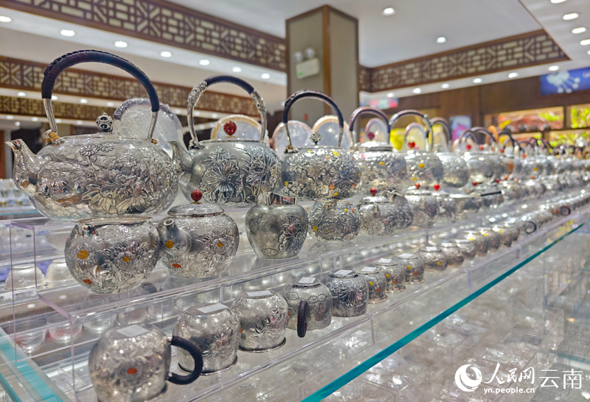 新華村一家銀器店里的各類(lèi)銀器。人民網(wǎng)記者 符皓攝